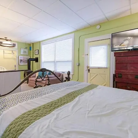 Two Lower Level Apartments Ac Downtown Walkable